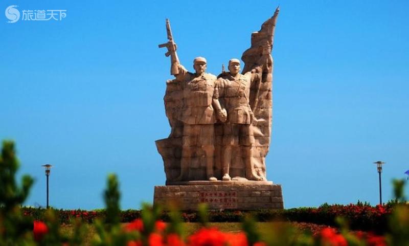 临高角解放海南纪念塑像——热血丰碑